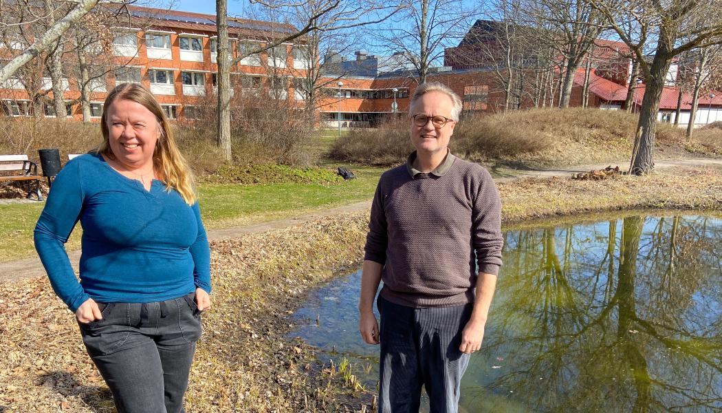 Biträdande professor Mattias Hjerpe och universitetslektor Sofie Storbjörk forskar kring hur fastighetsägare kan förebygga översvämningar. Foto: Jonas Roslund