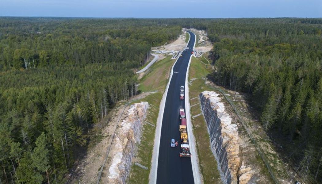 Asfaltering av riksväg 27. Foto: Peab