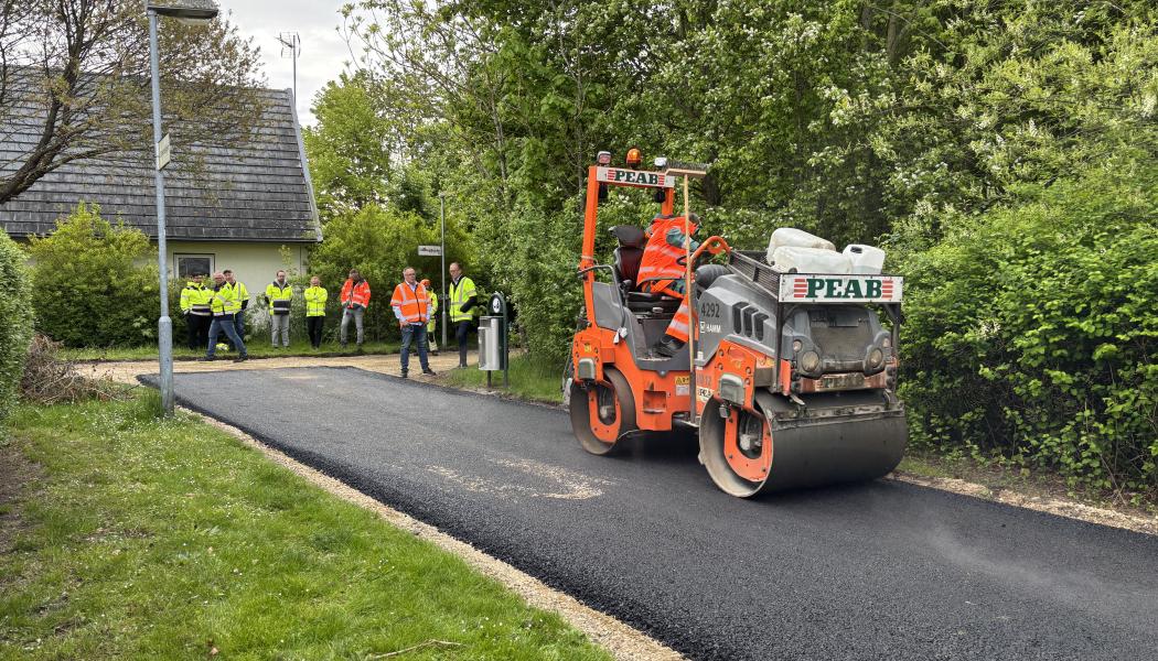 Det första uppdraget inom kontraktet är asfaltsbyte på en gång- och cykelväg i Husie.  Foto: Peab Asfalt