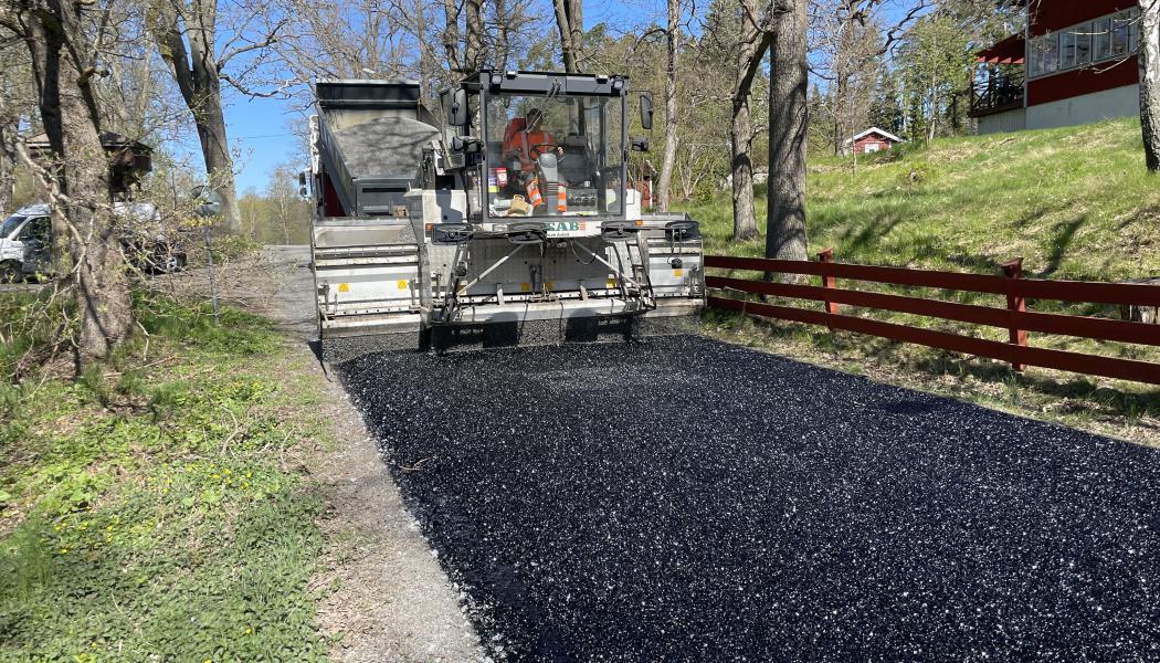 Underhållsinsatserna genomförs med med den nya  ytbehandlingsmetoden tankbeläggning. Foto: Peab