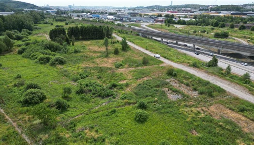 Nybyggnationen innefattar 5000 meter järnvägsspår, 18 växlar, kontaktledningar, signalsystem och markarbeten. Foto: Peab