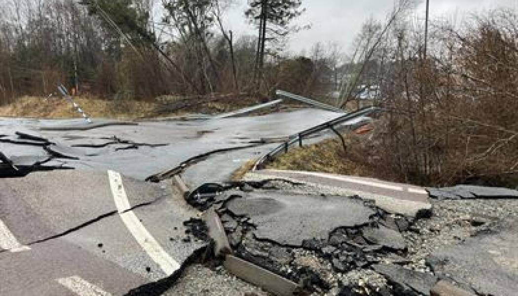 Uppdraget omfattar säkerställning av markens stabilitet och återuppbyggnad av Ucklumsvägen och Sylvägen, inklusive vatten-, spillvatten och fjärrvärmeledningar som skadades av skredet. Foto: Peab