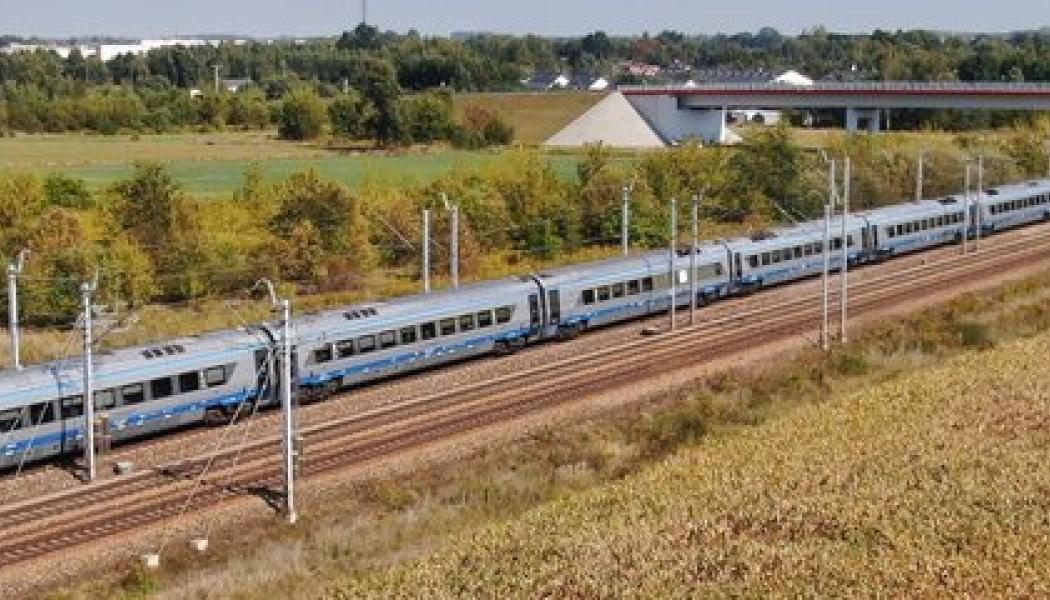 Moderniseringen innebär att mer än 12,5 kilometer spår kommer att renoveras och elektrifieras, och en tunnel på nästan 3,8 kilometer kommer att byggas mellan byarna Męcina och Mordarka. Foto: PKP Polskie Linie Kolejowe SA
