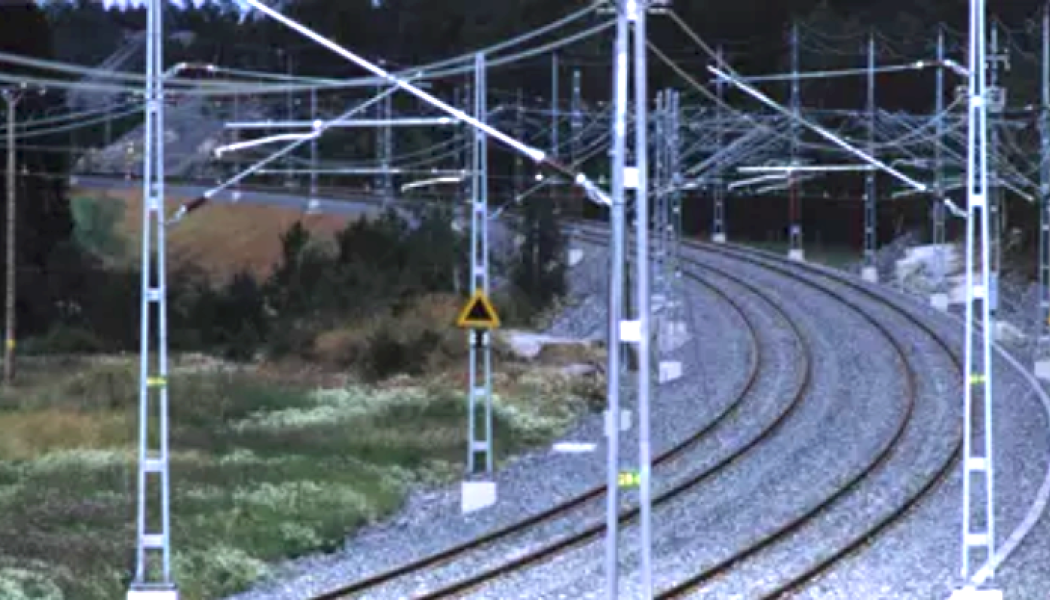 Bildtext: Trafikverket planerar att byta kontaktledningar på sträckan Göteborg–Alingsås vilket mer än halverar tågkapaciteten mellan Stockholm och Göteborg. Foto: Trafikverket