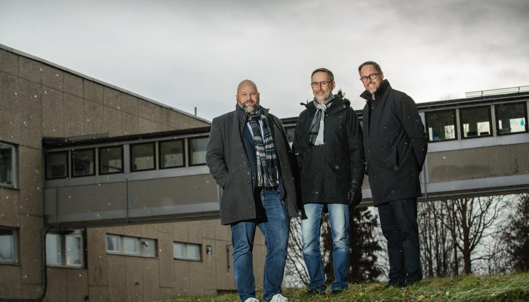 Patric Lundström, kommunalråd, Henrik Viklund, styrelseordf. Pireva samt Johan Bäcklin, vd Pireva är nöjda med beslutet om nytt vattenverk. Foto: Anders Westergren Kråkkullen produktion. Foto: Piteå kommun