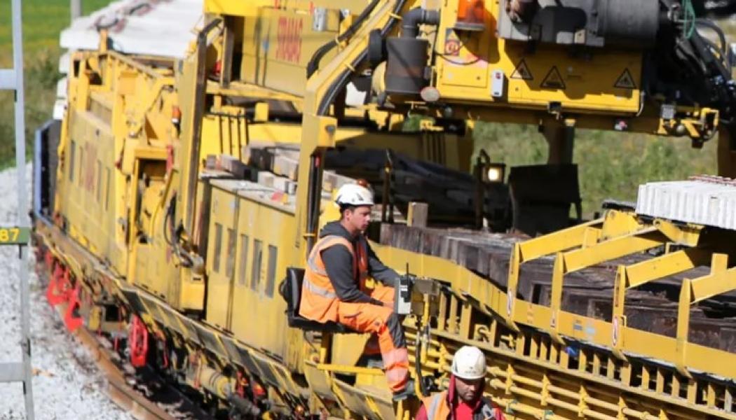 Spårbyteståg och ballastreningsmaskin kör just nu på Skelleftebanan. Foto: Trafikverket