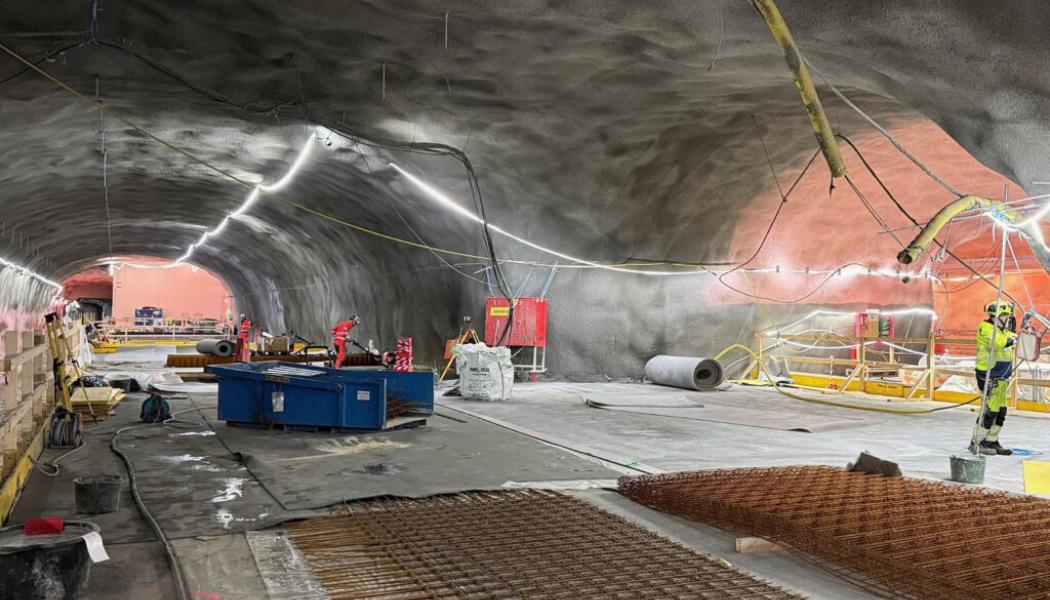 Station Hagastaden får en plattform som delas av en tjock vägg. En passage leder mellan de två sidorna, där tågen kommer att gå i motsatta riktningar när stationen tas i bruk. Bild: Region Stockholm