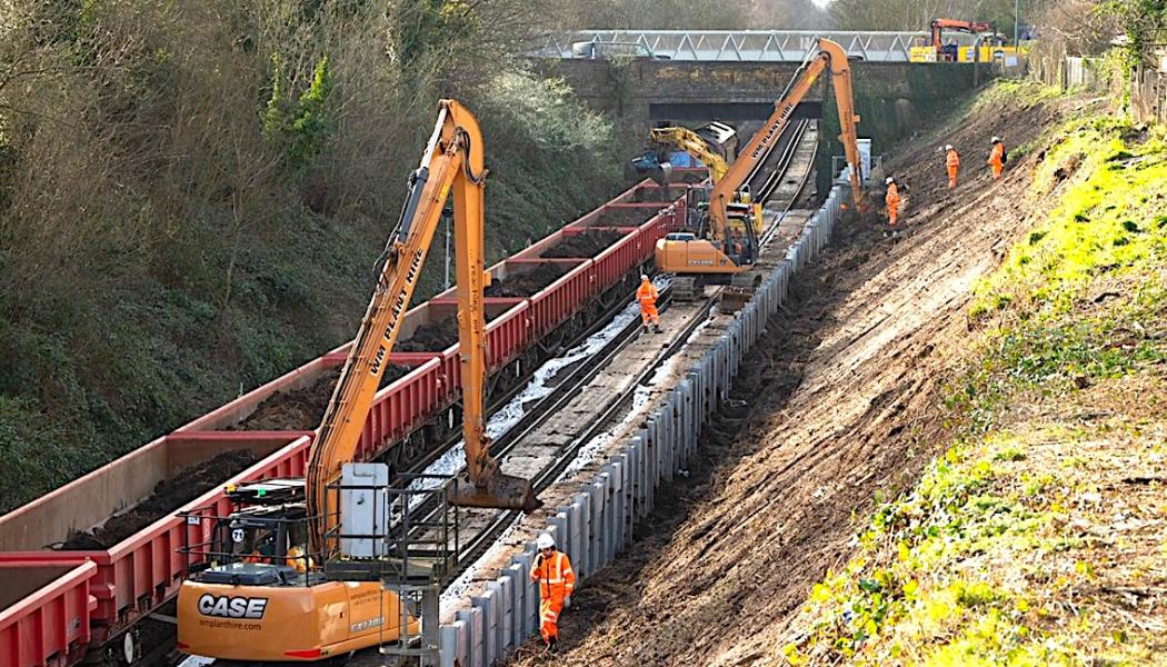 För att komma till rätta med oplanerade underhållsarbeten och bristfälligt samarbete mellan olika infrastrukturförvaltare som leder till trängsel och förseningar vid gränserna, föreslår utskottet att ge Europeiska Nätet för Infrastrukturförvaltare (ENIM) ökade befogenheter för att samordna kapacitet och trafik över gränserna. Foto: Network Rail