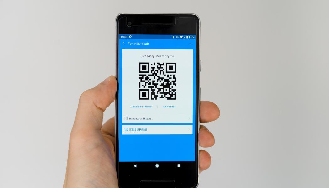 QR-koder kan också användas för att öppna betalningssajter, följa konton på sociala medier och till och med skicka förskrivna e-postmeddelanden från mottagarens konton. Det innebär att hackare lätt kan utge sig för att vara sina offer och rikta in sig på andra i deras kontaktlistor. Foto: markus winkler/unsplash