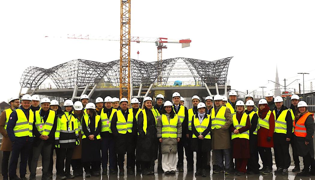 Den tyska delegationen besökte den nya centralstationen i Riga, som tack vare Rail Baltica-projektet kommer att bli den största passagerarterminalen i Baltikum. Stationen kommer att bestå av tre våningar och vara tillgänglig för alla samhällsgrupper, och erbjuda en mängd faciliteter för Rigas invånare och besökare. Byggnaden kommer att ha 23 rulltrappor, 16 hissar, 25 nya trappor till plattformarna, ett taktilt nätverk genom hela Rail Baltica-projektområdet och taktil vägledning från kollektivtrafikstopp till tågplattformarna. Foto: Rail Baltica