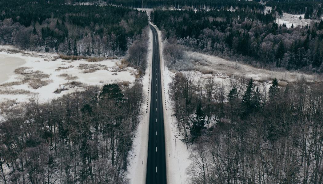 Krav på bättre vägunderhåll och enklare regler för laddstolpar. Foto: Niklas Veenhuis/Unsplash