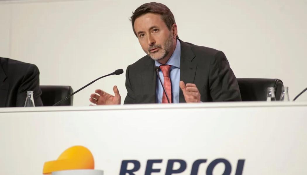 Repsols vd Josu Jon Imaz vill vänta och se. Det spanska oljebolaget Repsol har meddelat att det kommer att fatta tre slutgiltiga investeringsbeslut (FID) för gröna vätgasprojekt under de kommande tio månaderna – och därmed senast i slutet av juni 2026 åta sig att bygga ytterligare trehundrafemtio megawatt elektrolyskapacitet fördelat på tre projekt. Foto: Repsol