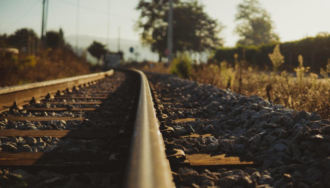 Höga temperaturer gör att metallen i rälsen utvidgas. Foto: ricardo resende/unsplash