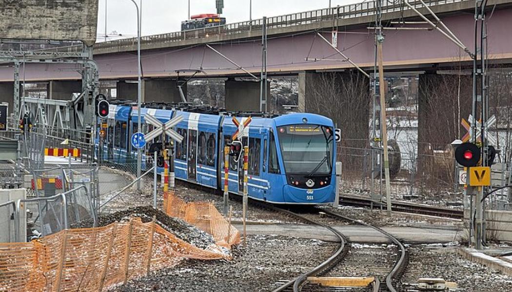 Lidingöbanan, hållplats Ropsten. Spårvagn av typen A36 lämnar hållplatsen mot Lidingöbron, 2023. Foto: AleWi/Wikimedia Commons