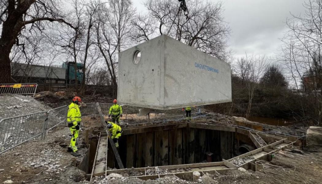 På sträckan från Resecentrum och norrut installerades våren 2024 en ny lösning, där regnvattnet renas innan det släpps ut i vattendraget Lillån. Söderut byggs i stället regnbäddar där vattnet filtreras genom marken. Foto: Örebro kommun