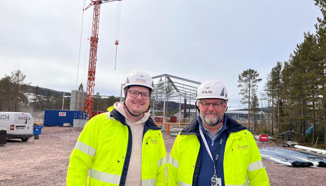 Fredrik Lassbo på Structor Byggteknik Dalarna tillsammans med Leif Stunis på Structor Projektledning Dalarna, framför byggnationen i Sälen. Foto: Structor