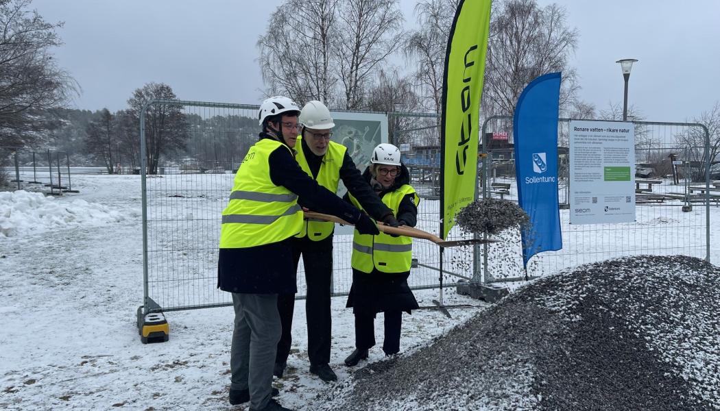Jonas Riedel, ordförande i Miljö- och klimatnämnden, Björn Edström, styrelseordförande för SEOM, Britt-Inger Wennström Kajnäs, ordförande i kommunstyrelsens mark- och exploateringsutskott tar första spadtaget.