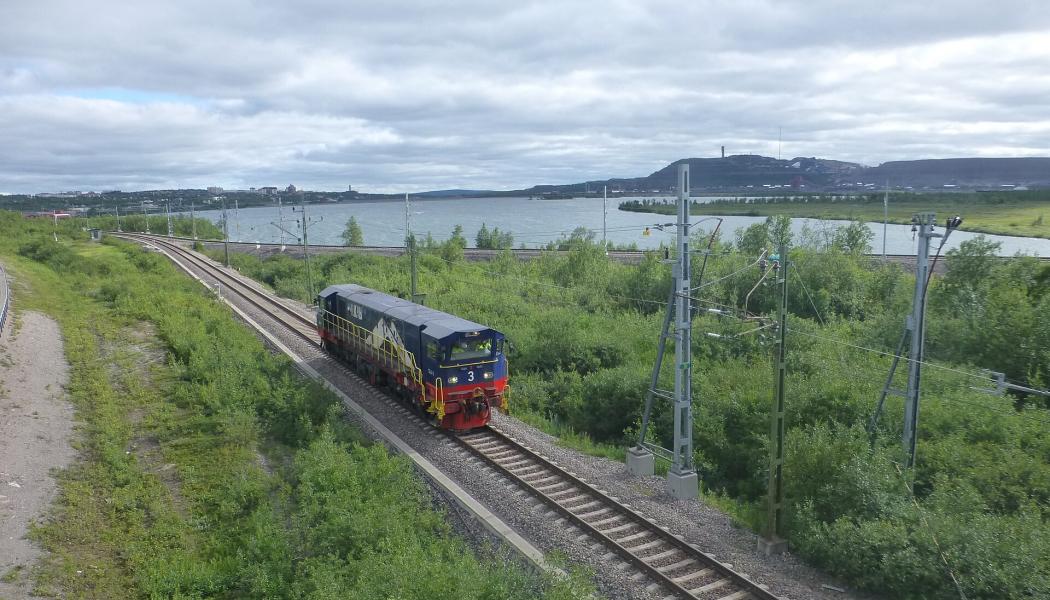 Diesellok på Malmbanan vid spårtriangeln Peuravaara driftplats nära Kiruna. I bakgrunden syns sjön Luossajärvi. Foto: Leif Jørgensen/Wikimedia Commons/https://commons.wikimedia.org/wiki/File:Peuravaara_driftplats_05.JPG