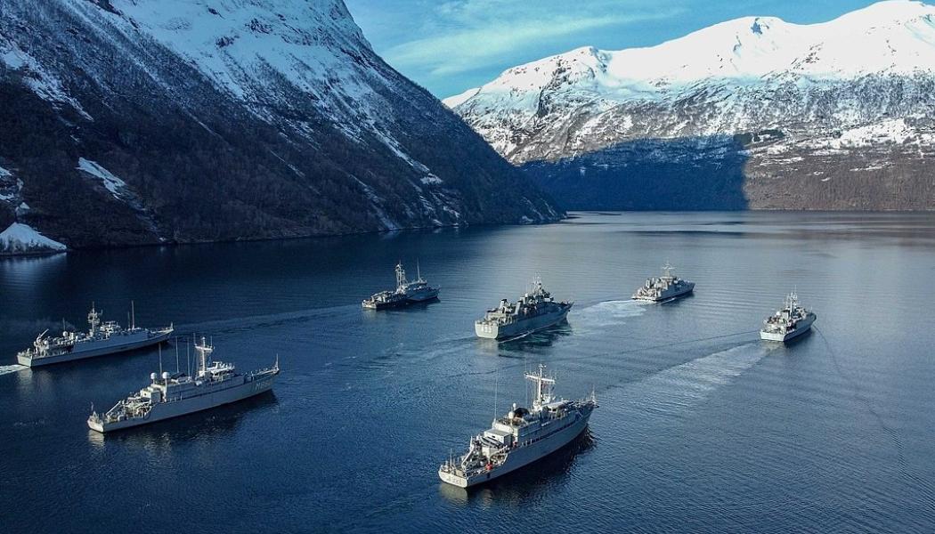 Natos minröjningsenhet SNMCMG1 demonstrerade nyligen användningen av fjärrstyrda arbetsrobotar för media. Bilden visar hur fartygen från Standing NATO Mine Countermeasures Group 1 (SNMCMG1) seglade den 9 mars 2022. formation i Geirangerfjorden, Norge. Övningen samlade över 30 000 soldater, 50 ytfartyg och ubåtar samt 200 flygplan från 27 länder. Foto: Wikipedia Common. Källa: Nato.
