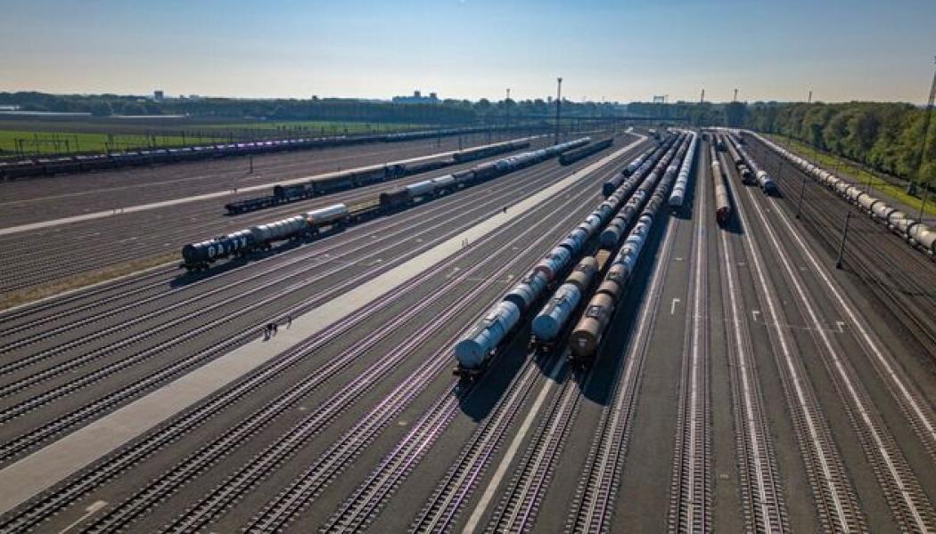 Kijfhoek täcker 50 hektar och rymmer 14 ankomstspår, 41 klassificeringsspår och 12 uppställningsspår. där hanteras dagligen en stor del av det europeiska godset som passerar via Rotterdam, en av världens största hamnar. Moderniseringen innebär att bangården nu styrs av Siemens Trackguard Cargo MSR32-system, som omfattar fullständig automationslösning för rangerbangårdar. Bild: Siemens Mobility