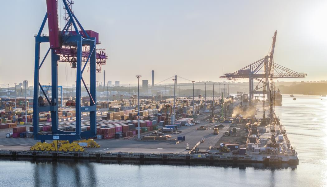 I Skandiahamnen pågår kajarbetet för fullt. 1 500 pålar har slagits i marken och spontarbetet är i slutfasen. Foto: Göteborgs Hamn AB
