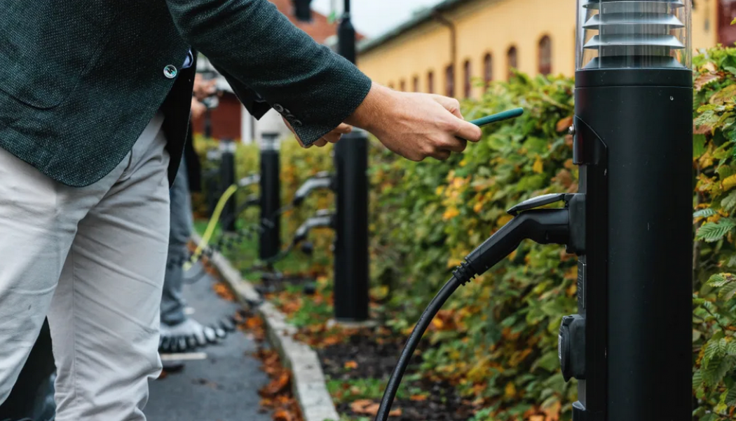 ChargeNodes laddteknik innebär att en centraliserad laddkälla fördelar ut laddning till många bilar. Foto: ChargeNode 