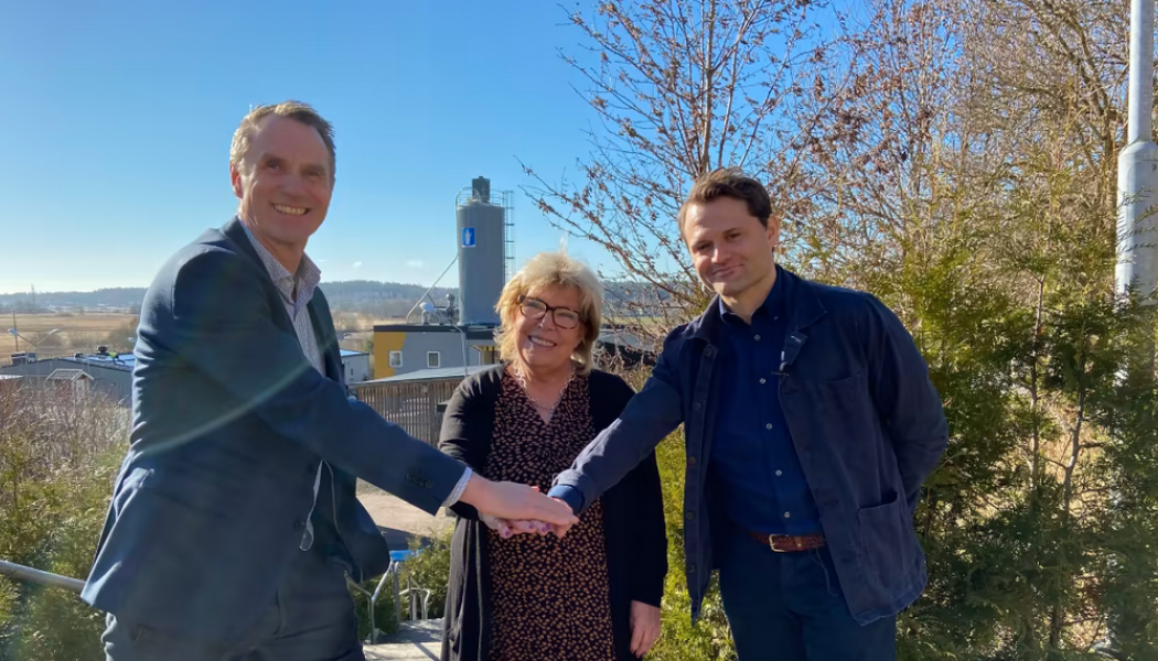 Karl Lundgren, förvaltningschef Teknik, Monica Neptun (L) nämndsordförande Teknik och Michael Sundhäll, vd Byggdialog. Foto: Kungsbacka kommun