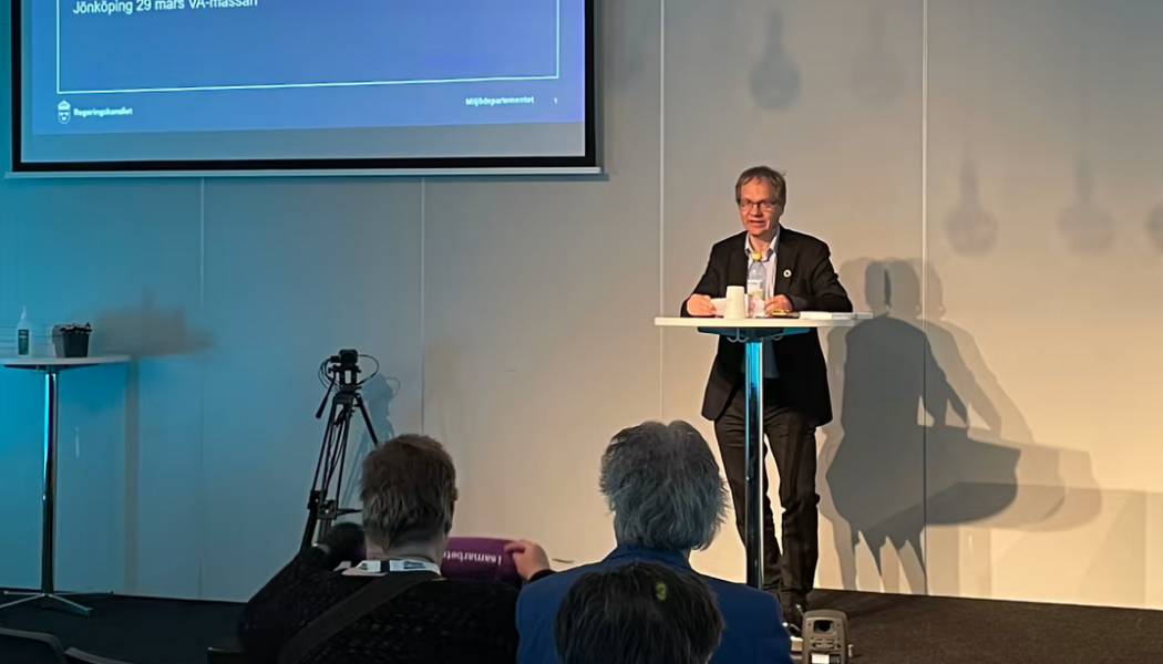 Anders Grönvall, statssekreterare hos klimat- och miljöminister Annika Standhäll, presenterade sin utredning ”Vägen till hållbara vattentjänster” på Elmia-mässan. Foto: Elmia