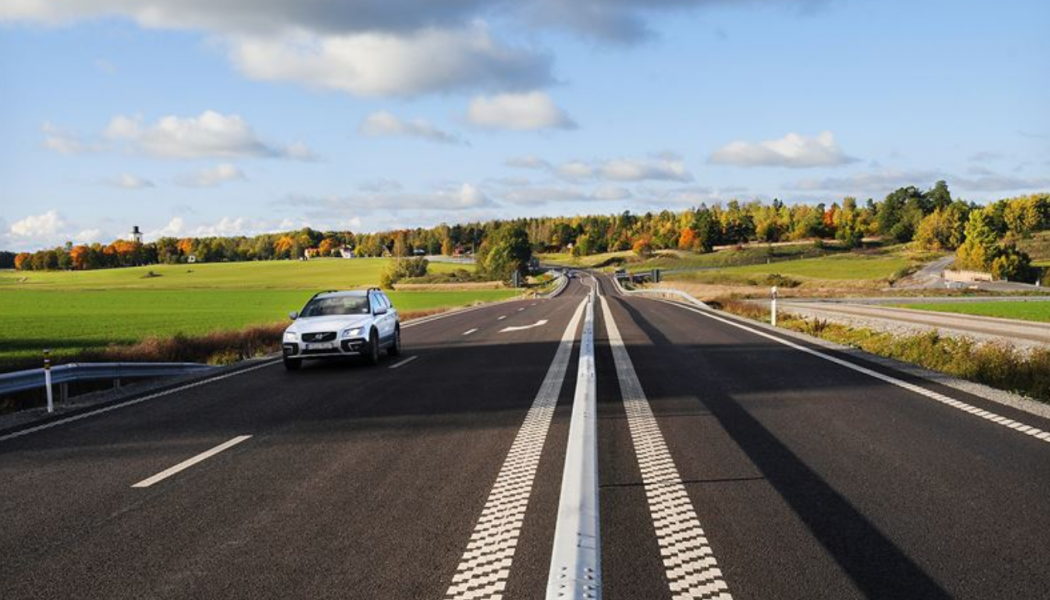 Vägen mellan Nässjö och Eksjö har låg standard i relation till mängden trafik. Foto: Peab