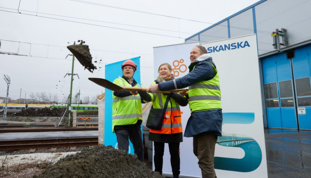 Första spadtaget på Sävenäs depå. Från vänster: Per-Anders Ericsson, regionchef Skanska Sverige, Kerstin Gillsbro, vd på Jernhusen och Peter Hermansson, (M), styrelseordförande för Västtrafik. Foto: August Sandberg