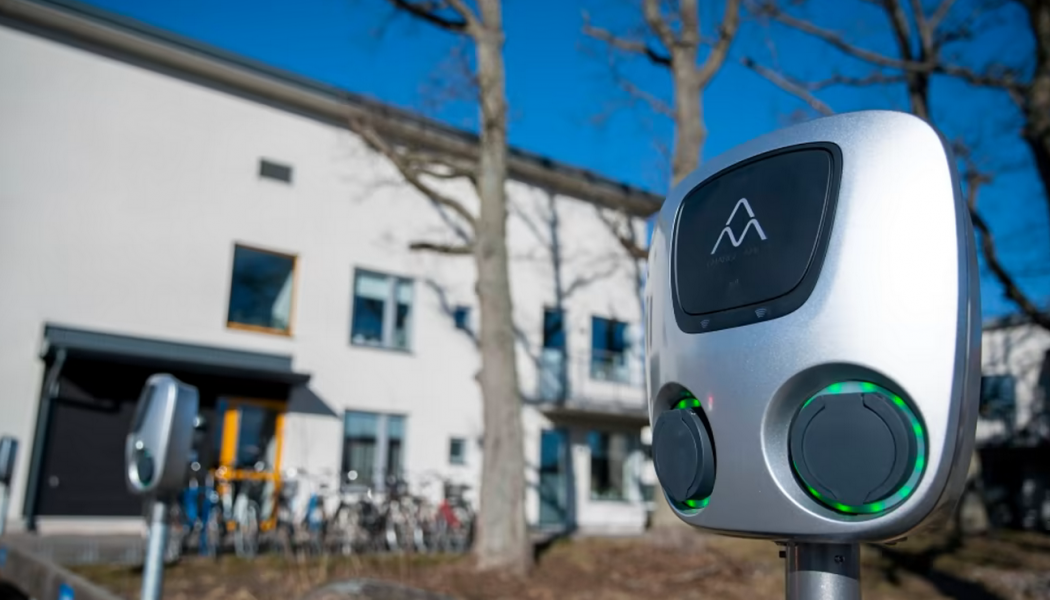 Bostadsrättsföreningeb Tegelviken i Kalmar framtidssäkrar genom att investera i laddstationer för samtliga parkeringsplatser. Foto: Elektroskandia