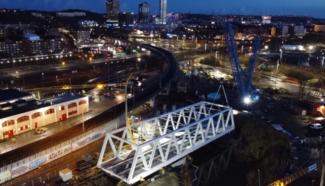 Gullbergsbron skjuts ut den första biten över Gullbergsån. Foto: Trafikverket