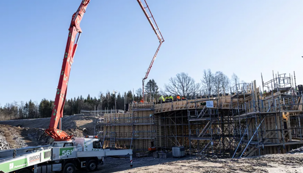 I brogjutningen har en speciell betongblandning som minskar koldioxidutsläpp radikalt använts. Foto: Trafikverket