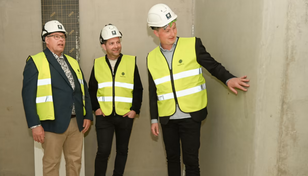 Göran Resare, Bill Ögren, Henrik Vinell visar upp den nya betongprodukten. Fotograf: David Krantz
