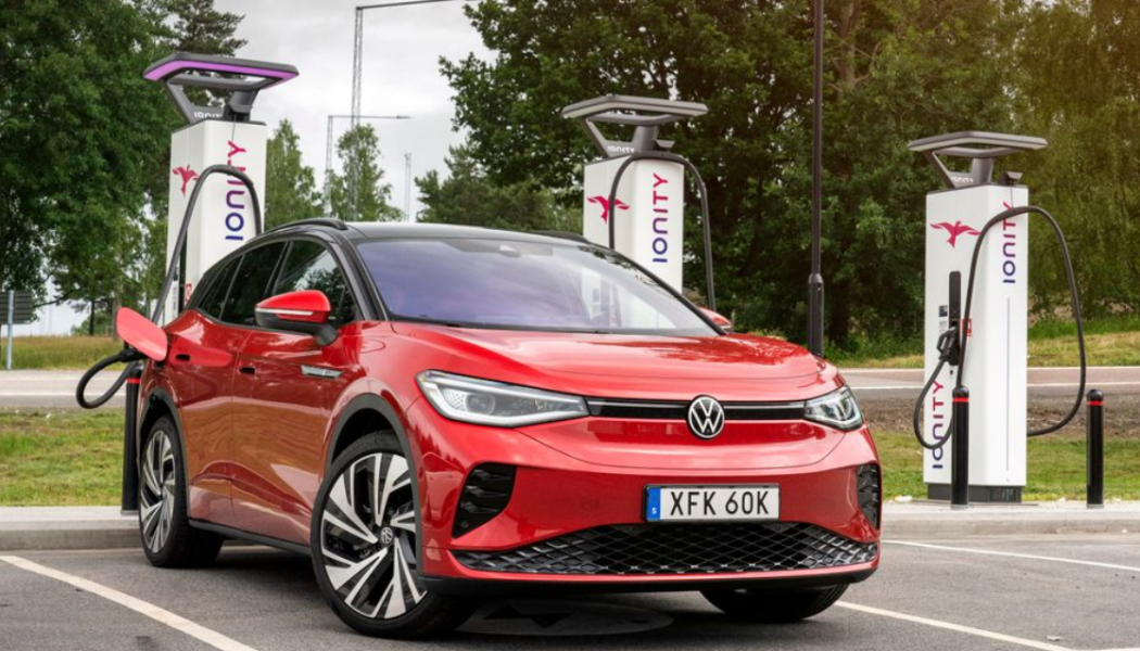 46 procent av elbilsförarna väljer bort elbilen vid långresor då de upplever problem att kunna ladda längs vägen. Foto: Volkswagen