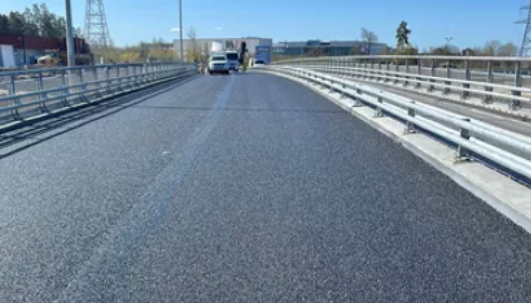Nya bro på plats vid E4 Förbifart Stockholm. Foto: Trafikverket