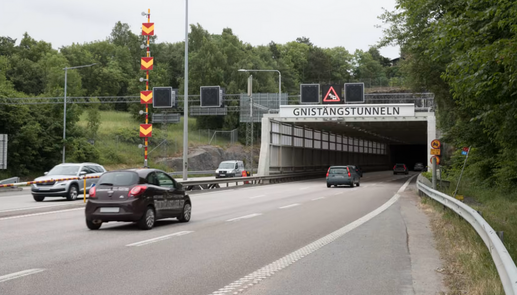 Installationsarbeten utföras i Gnistängstunneln. Foto: Trafikverket