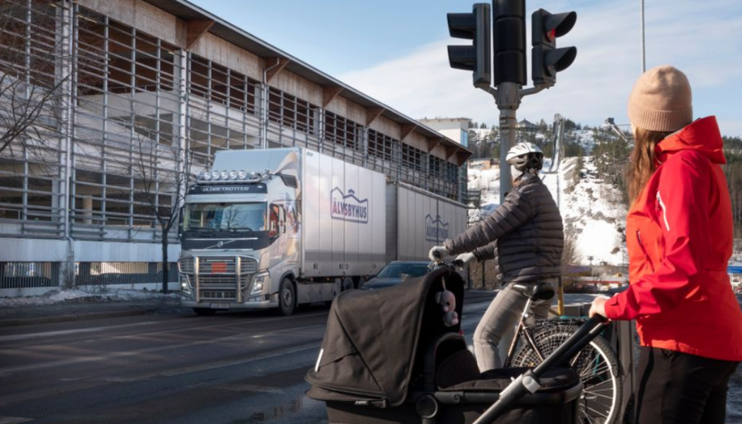 Drygt 20 000 fordon, varav cirka 10 procent tung trafik passerar dagligen längs E4 genom Örnsköldsviks stadskärna. Foto: Örnsköldsviks kommun