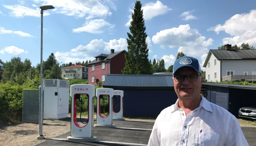 Sten Danielsson framför Teslas tre superchargers som numera står i Gäddede. Foto: Biofuel Region