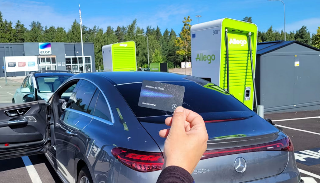 Alla vanliga betalkort fungerar vid Allegos supersnabbladdning. Foto: Allego