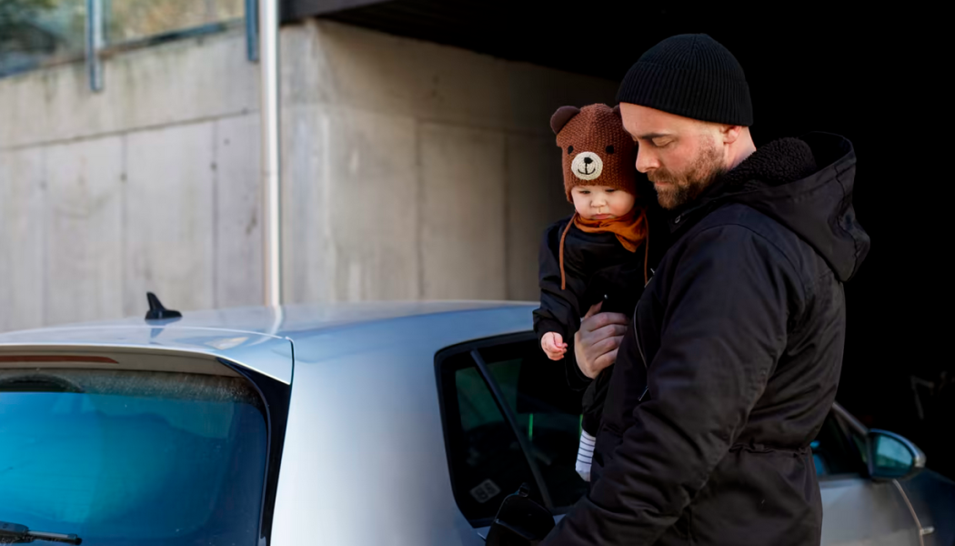 SKB fortsätter utbyggnaden av laddstationer vid fastigheterna, med målet att närmare 280 bilplatser ska vara färdiga till årsskiftet. Foto: Lisa Öberg/Johnér 