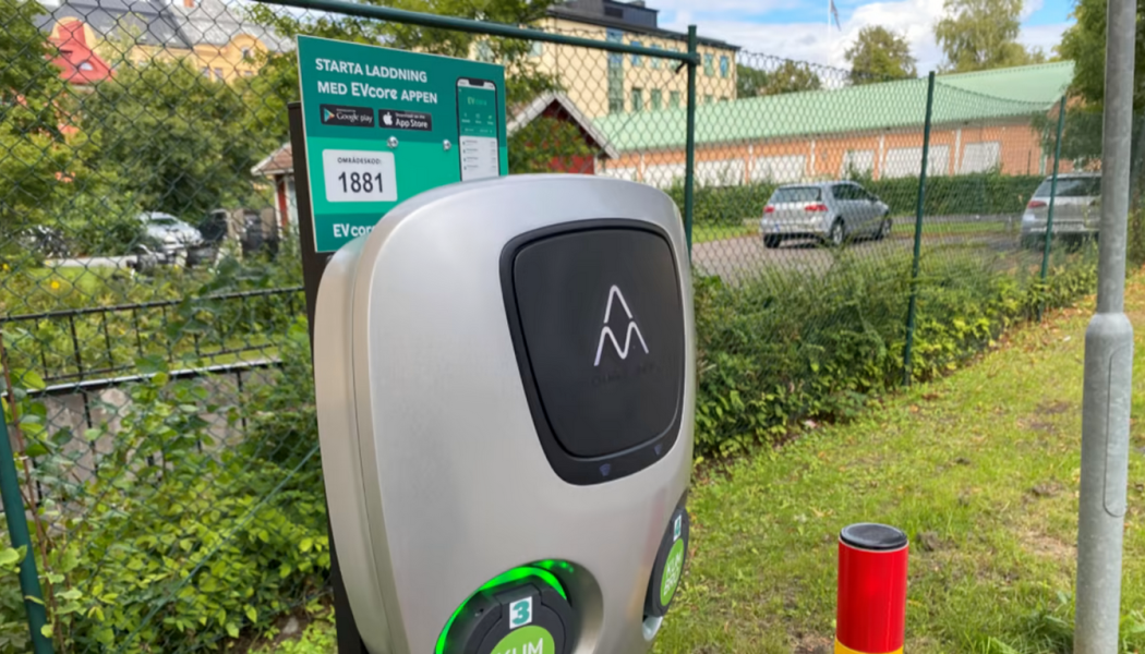 Nu finns det nya publika laddplatser för elbilar vid Tullängsgymnasiet och högstadieskolan OP City i Örebro. Foto: Opigo