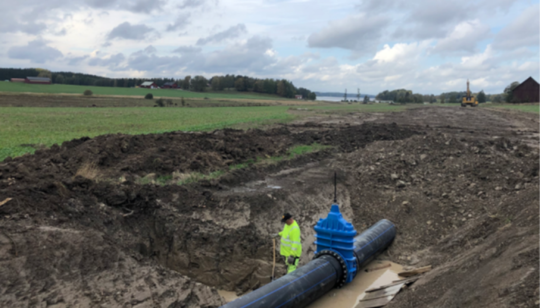 Ibeco ställer ut på Vatten2023. Företaget erbjuder bland annat produkter för självfall och  tryckvatten, för under och ovan mark. På bilden läggs en  råvattenledning vid Nyköping. FOTO: IBECO