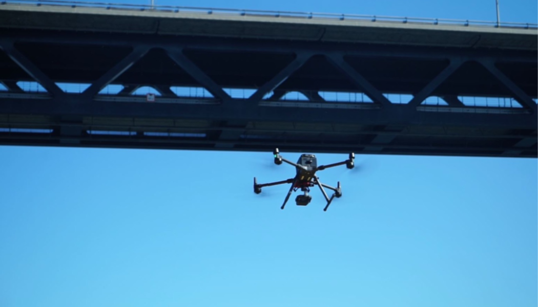 Nordic Infracenter anser att teknikutveckling borde uppmuntras mer när entreprenörer får uppdrag hos Trafikverket. På bilden: En drönare granskar betongen på Öresunds-bron. FOTO: ØRESUNDSBRON