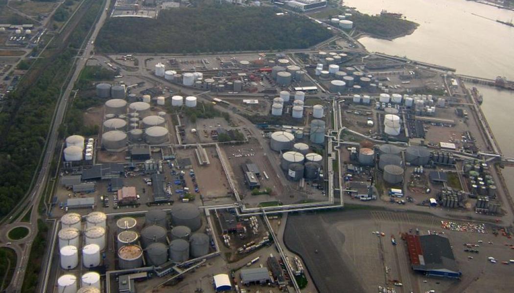 Anläggningen i Göteborgs hamn blir den första i sitt slag som är direkt ansluten till det västsvenska gasnätet. Efter kondensering lagras den flytande biogasen tillfälligt i en tank innan vidare leverans till kund, antingen genom lastning på trailers för vidare transport till tankställen eller industrier utanför nätet. Göteborgs hamn. Foto: Wikimedia Commons 