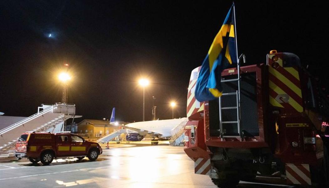 Follow me och brandbil med svenska flaggan. Foto: Stockholm Skavsta Airport
