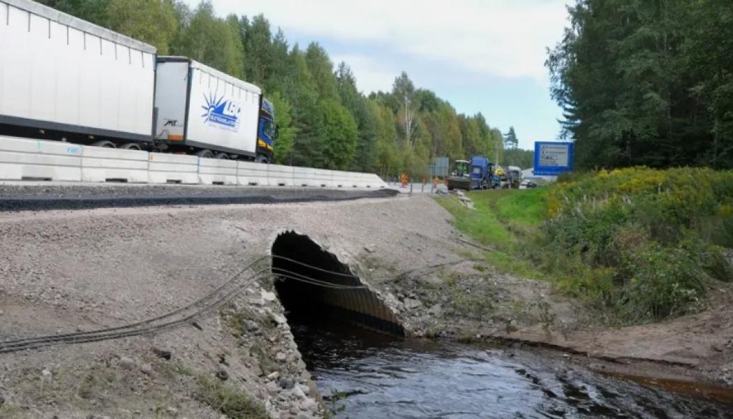 Det kraftiga skyfallet orsakade omfattande skador på E45 och närliggande länsväg 2014. I ett första skede stängdes trafiken av på de båda vägarna, men E45 kunde öppnas för dubbelriktad trafik i det södergående körfältet under tisdagseftermiddagen 30 juli. Foto: Trafikverket