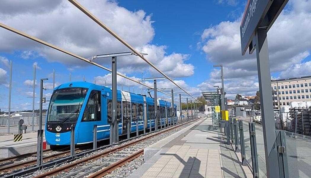 Tvärbanan av modell A35, vagnsnummer 462 vid Bromma flygplats. Foto: SL/ Wikimedia Commons / https://commons.wikimedia.org/wiki/File:SL,_Tv%C3%A4rbanan,_Bromma_airport_-_20250426_-_15.jpg