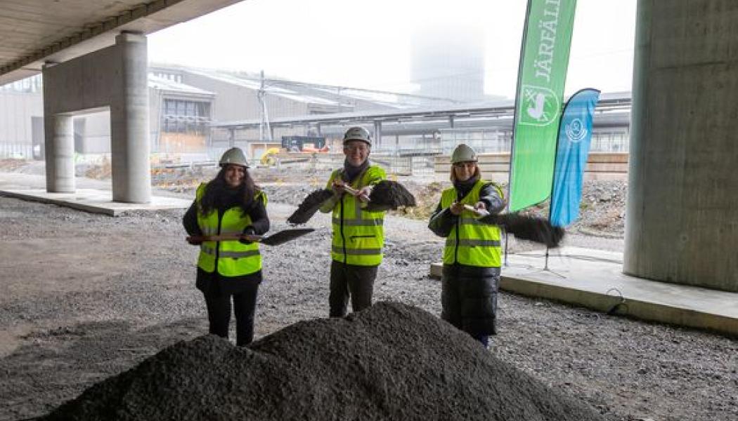 Spaden i marken för Barkarbys bussterminal vid den framväxande knutpunkten för kollektivtrafik. Vid spadarna: Emma Feldman, kommunstyrelsens första vice ordförande, Järfälla kommun, Anton Fendert (MP), trafikregionråd, Region Stockholm (SL) och Eva Ullberg, kommunstyrelsens ordförande, Järfälla kommun. Foto: Järfälla kommun