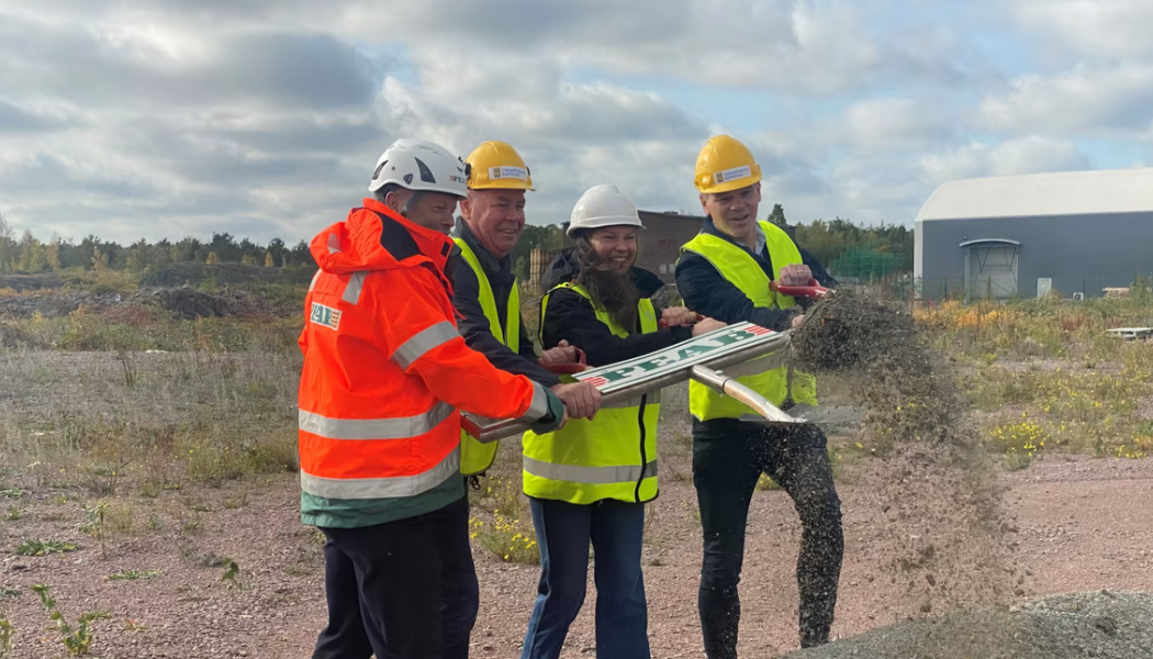 Göran Svensson, platschef Peab, Rolf Persson, beställarombud för projektet, Lill Thunberg, tf. chef Miljöenheten Länsstyrelsen Kalmar län och Andreas Erlandsson, kommunstyrelsens ordförande tar gemensamt ett första spadtag. Foto: Oskarshamns kommun